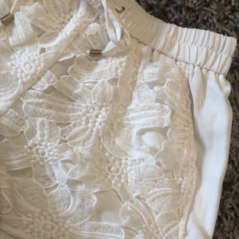 High waisted flower laced white shorts - Picture 2 of 3
